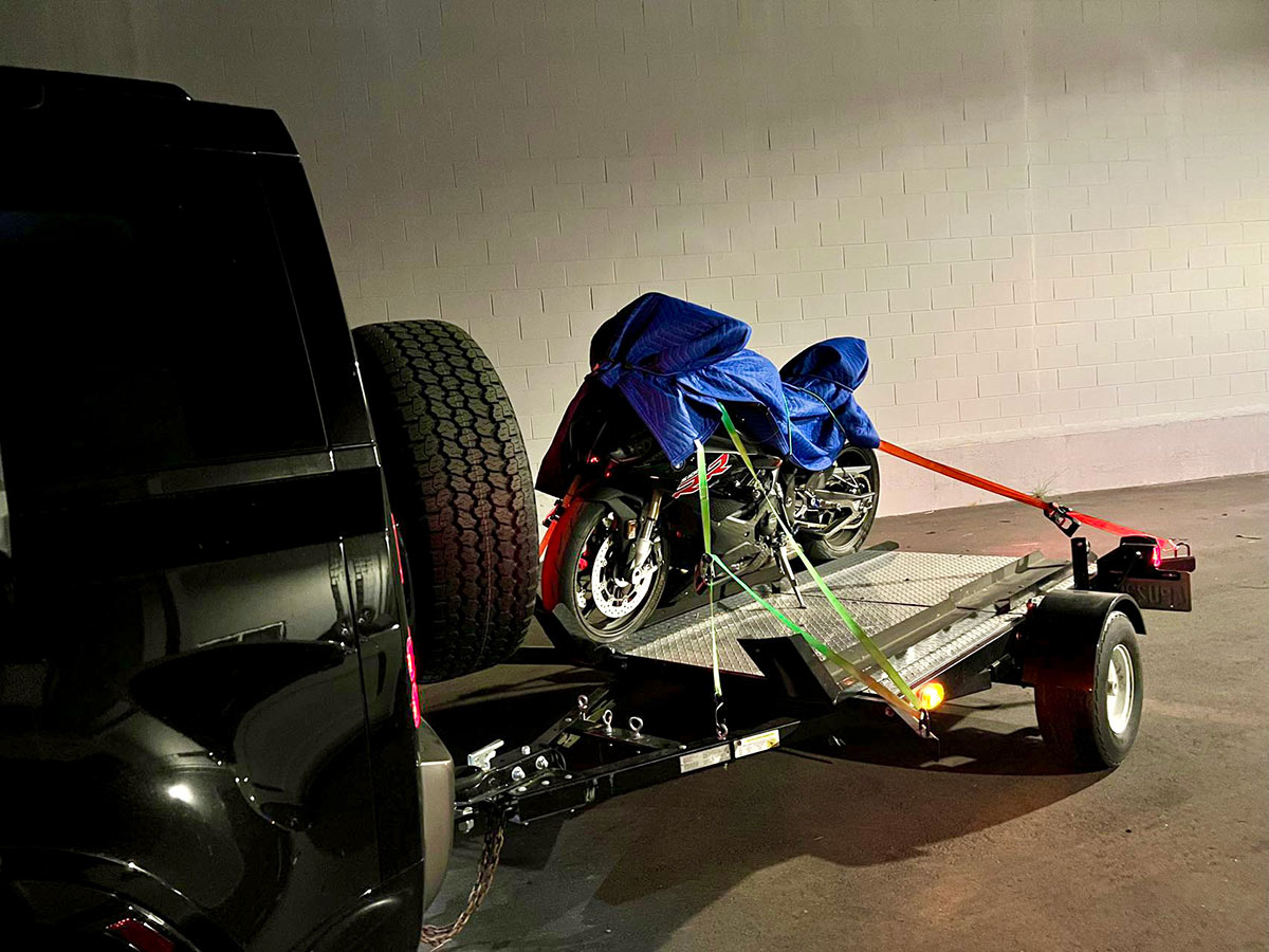 ¿Cómo instalo correctamente una red de carga elástica para ATV en mi vehículo?